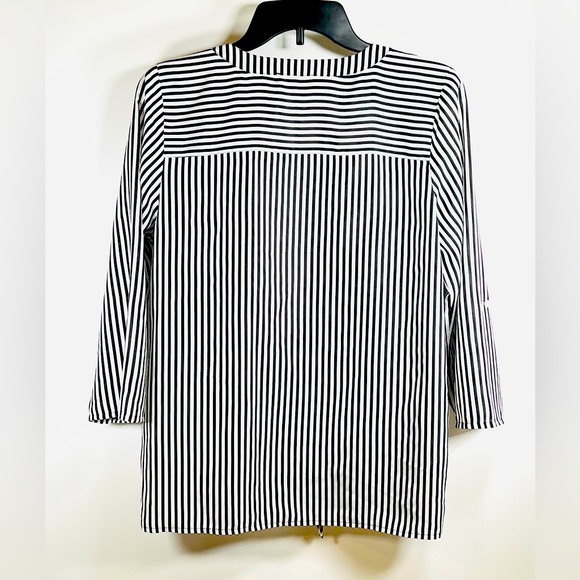 🌺The Limited B&W Blouse🌸🌺 - Picture 4 of 13